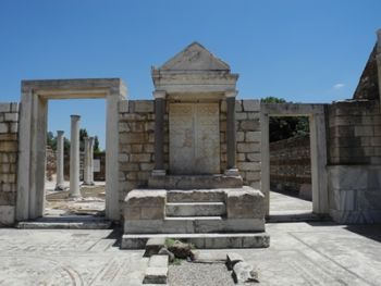 <p>Ruins of a Jewish synagogue at Sardis (photo by Joel Meeker).</p>