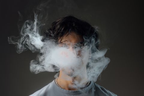 Photo of a person hidden behind a cloud of vapor to illustrate the article 